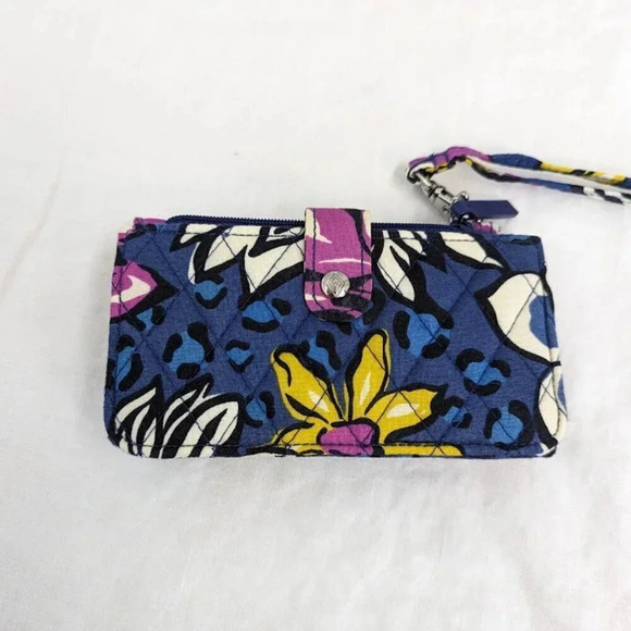 Vera Bradley Blue floral quilted wristlet one size many pockets O7 - Picture 6 of 7